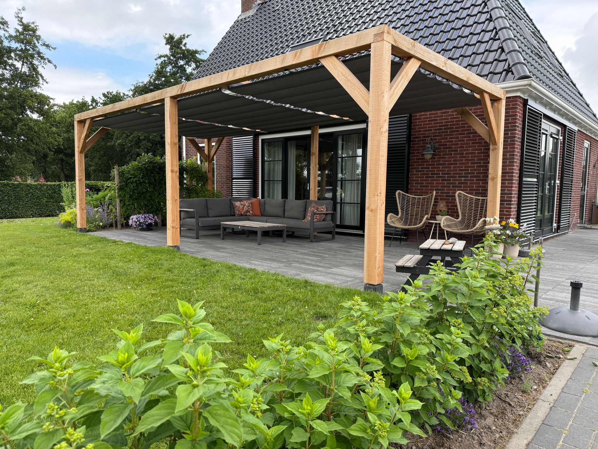 veranda-zonwering-met-overkapping Verano verandazonwering op maat in een houten overkapping
